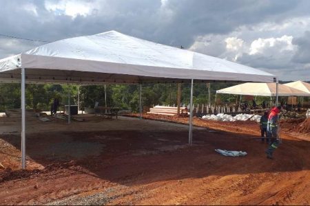 Tenda para proteger obra da chuva